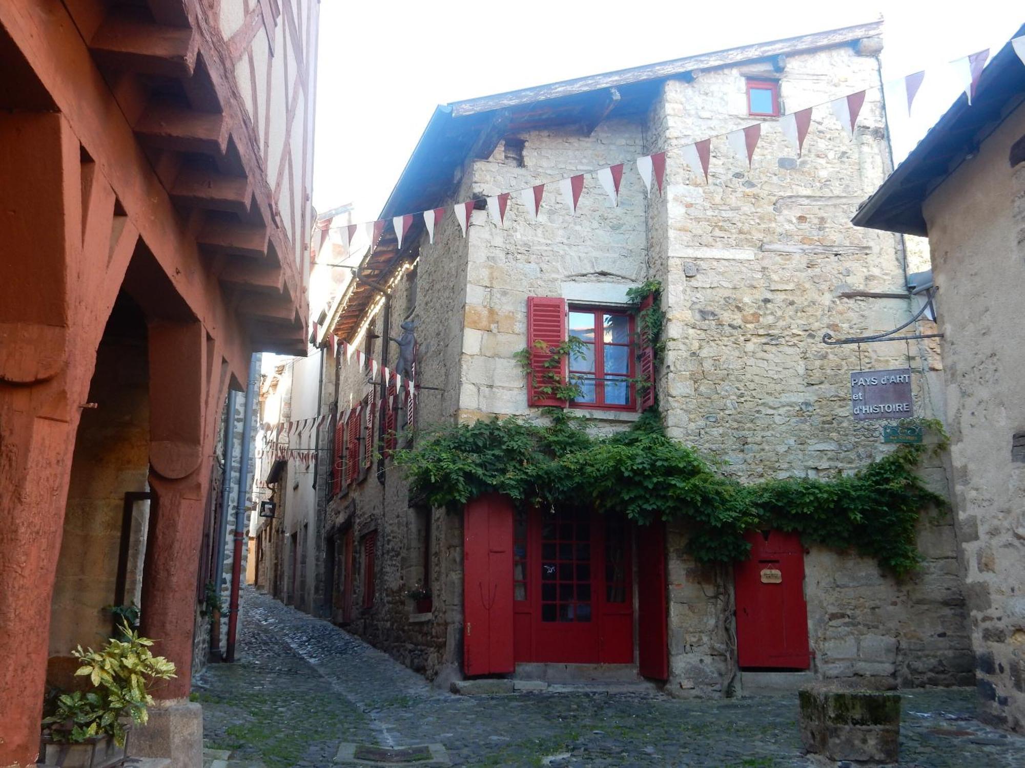 Le Logis D'hestia Homestay Billom
